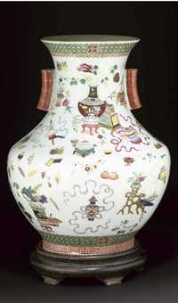 19th century A large famille rose baluster vase